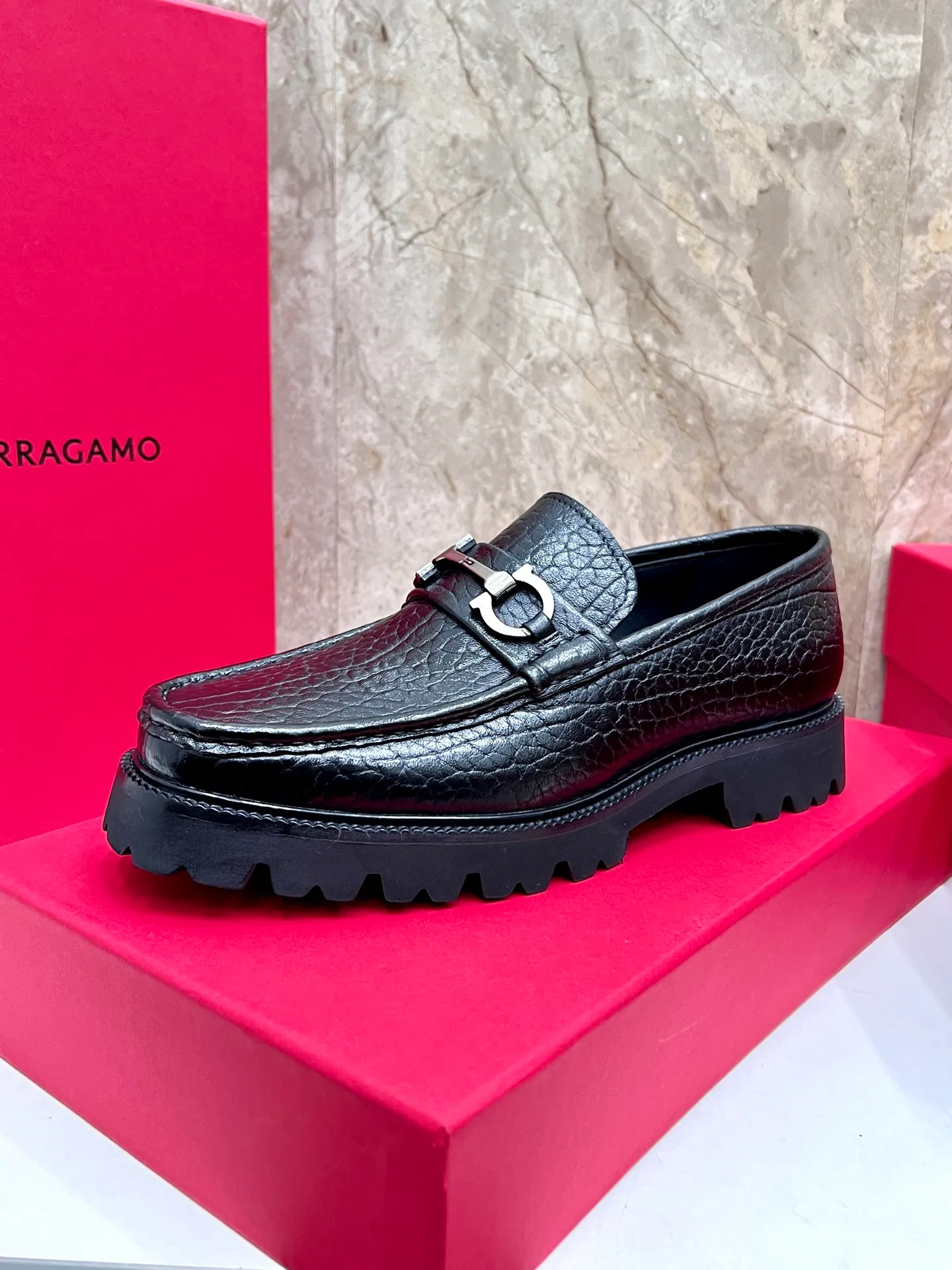 Original quality P580 Brand: Ferragamo Standard size: Men's size 38/44 (45.46 can be customized) Grade: Same style as the official website High-quality men's shoes Material: Customized first-layer calfskin with water-dyed cowhide lining Cowhide tiptoe Original non-slip and wear-resistant rubber outsole Style category: Men's formal business leather shoes are young and fashionable European and American trends British style Casual matching and comfortable feet Color: actual picture